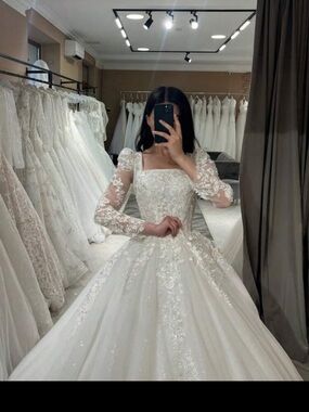 Elegant White Lace Ball Gown Wedding Dress size small